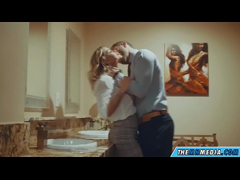 ❤️ Коли грудаста блондинка спокушає вас у громадському туалеті ️ Секс-відео у нас ❤